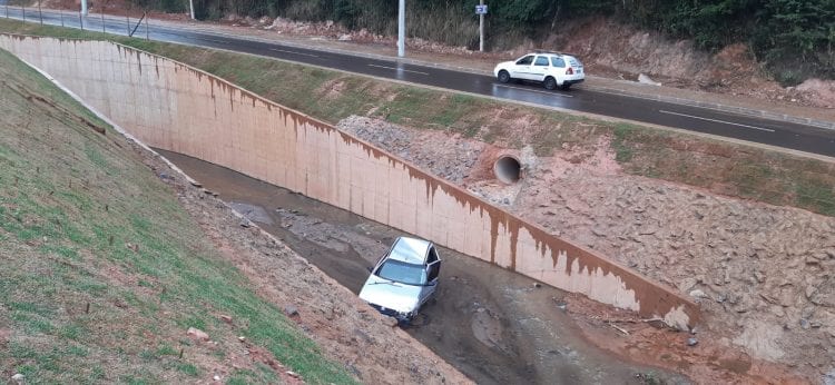 carro-fica-destruido-ao-cair-no-canal-da-avenida-integracao