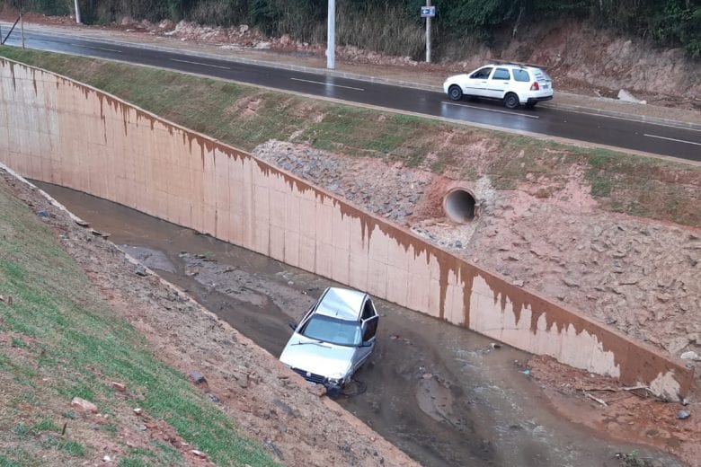 Carro fica destruído ao cair no canal da avenida Integração