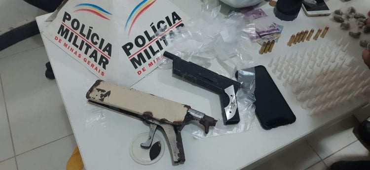 policia-militar-apreende-drogas-armas-e-municoes-durante-operacao-no-fenix