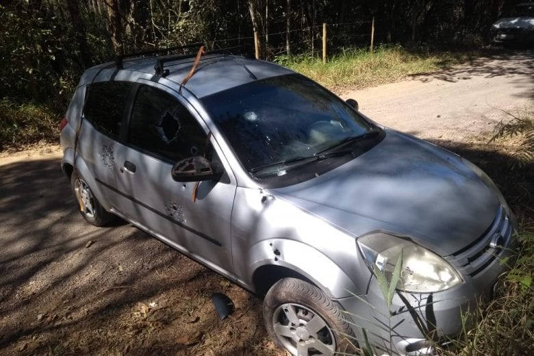 Carro é crivado de tiros na zona rural de Bom Jesus do Amparo