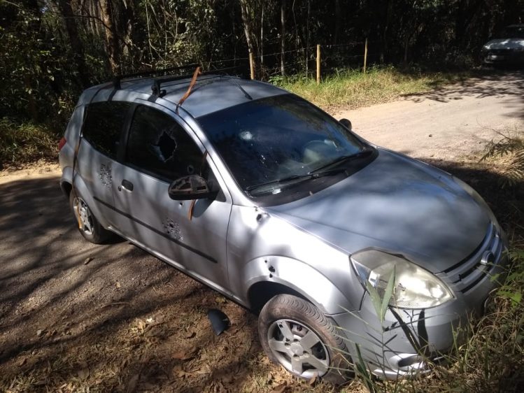 Carro é crivado de tiros na zona rural de Bom Jesus do Amparo