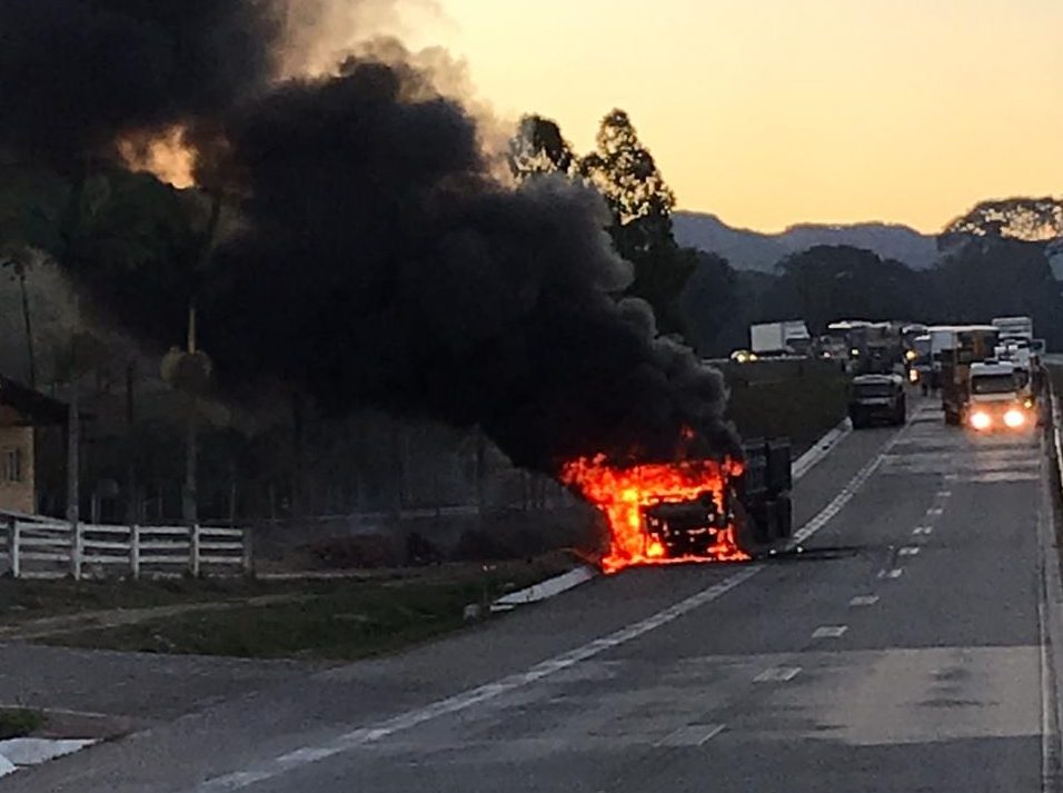 Carreta pega fogo e deixa o trânsito parcialmente interditado na BR-381