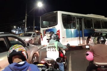 Colisão entre ônibus e carro deixa trânsito congestionado em bairro de Itabira