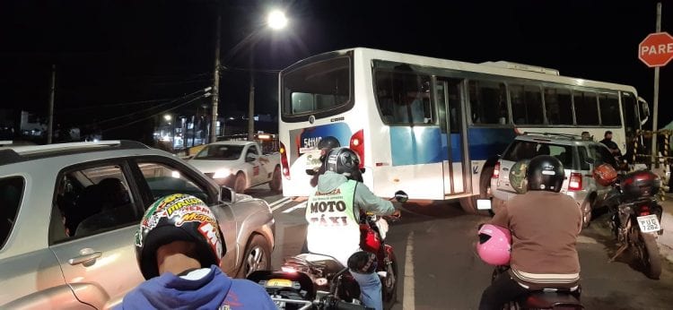 Colisão entre ônibus e carro deixa trânsito congestionado em bairro de Itabira