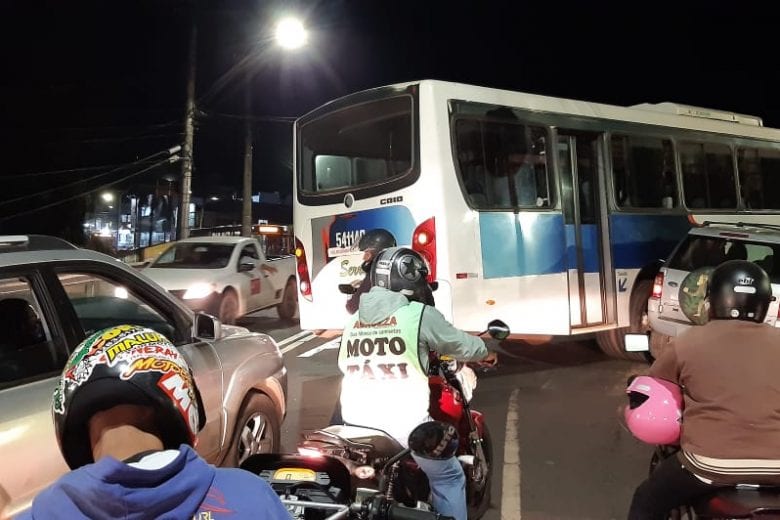 Colisão entre ônibus e carro deixa trânsito congestionado em bairro de Itabira