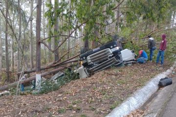 Carreta com cerveja tomba e motorista morre na BR-381 em Nova Era