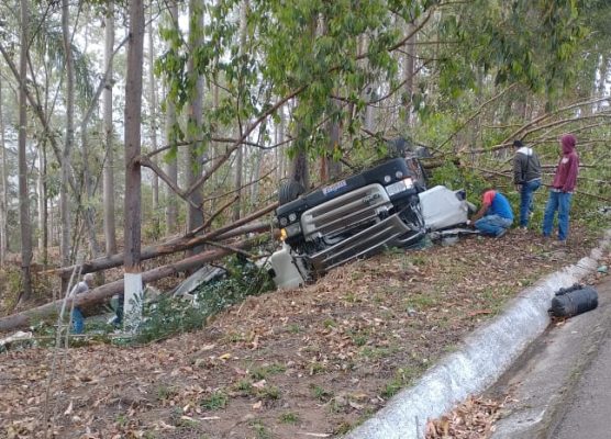 carreta-com-cerveja-tomba-e-motorista-morre-na-br-381-em-nova-era