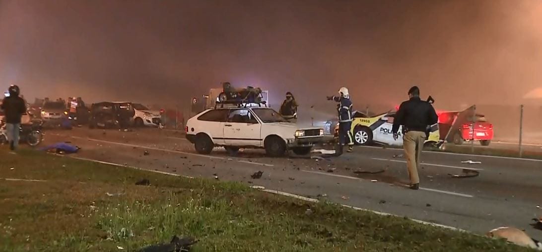 Acidente envolvendo 22 veículos deixa 8 mortos no Paraná