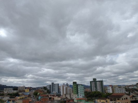 “Chove mas não molha”: Previsão promete grandes chuvas e entrega chuviscos isolados