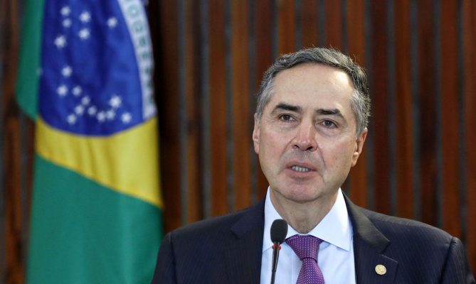 Barroso suspende lei que estabelece piso para profissionais da enfermagem