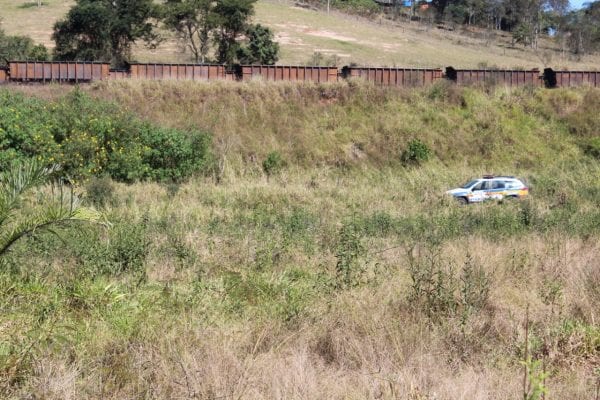 pai-e-filho-sao-presos-por-suspeita-de-furtar-dormentes-em-area-da-vale