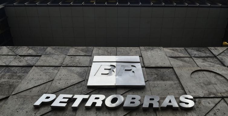 Petrobrás anuncia redução de 4,85% no valor do litro da gasolina