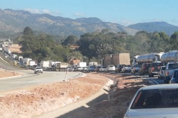 Obras deixam trânsito lento na BR-381 nesta segunda-feira (31)