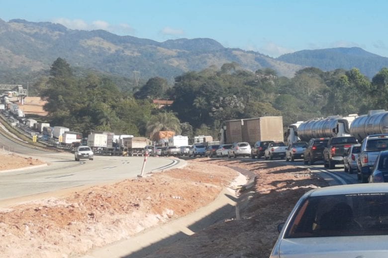 Obras deixam trânsito lento na BR-381 nesta segunda-feira (31)