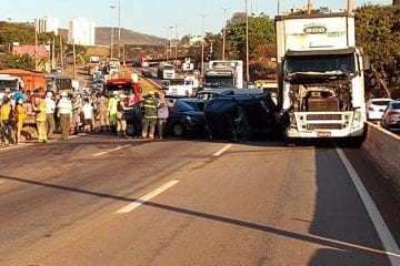 Carreta desgovernada bateu em 19 veículos no anel rodoviário