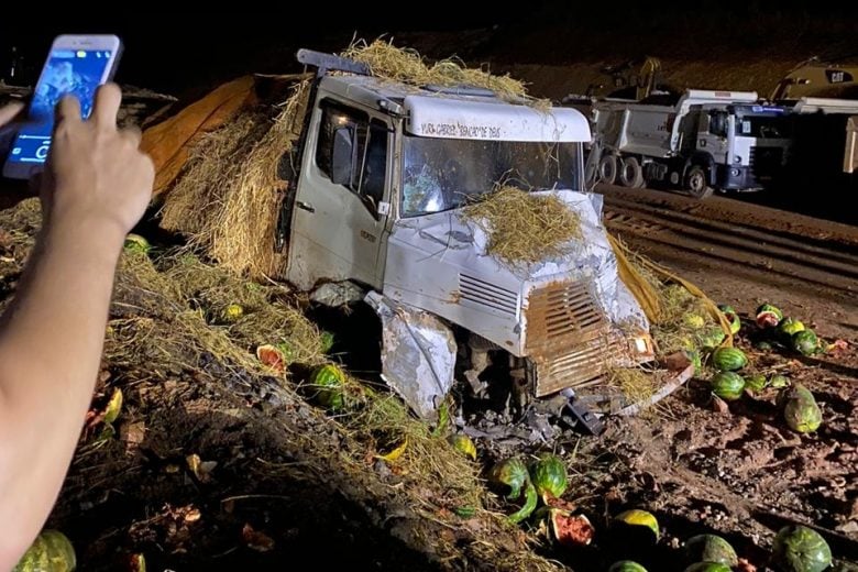 Caminhão de melancia se choca com trator na BR-381