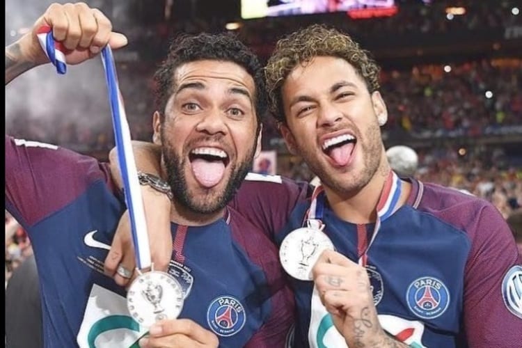 Dani Alves manifesta apoio a Neymar após caso de racismo Dani Alves manifesta apoio a Neymar após caso de racismo