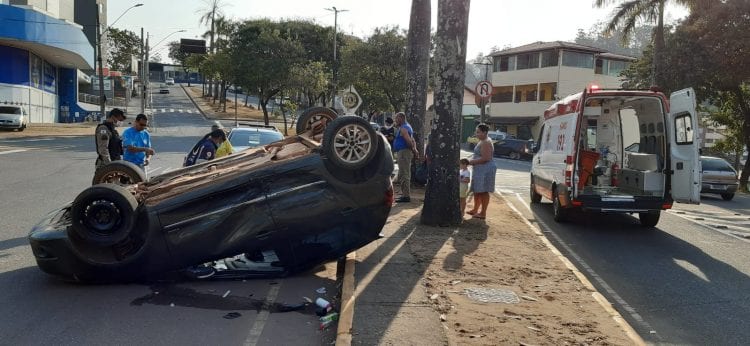 Carro capota na avenida Duque de Caxias em Itabira