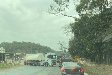 Carreta com pane mecânica e obras deixam trânsito lento na BR-381 nesta terça (22)