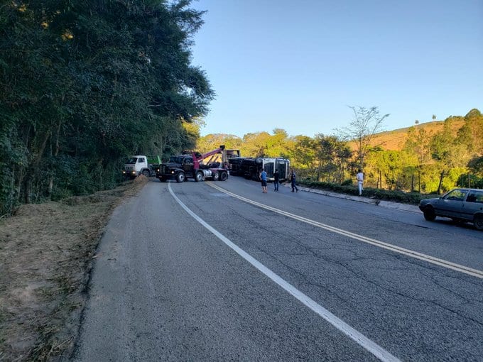 BR-381 tem trânsito totalmente interditado para destombamento de carreta