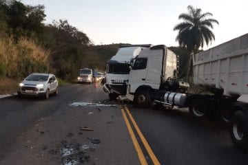 Acidente entre caminhão e carreta, próximo de Ravena, interdita BR-381