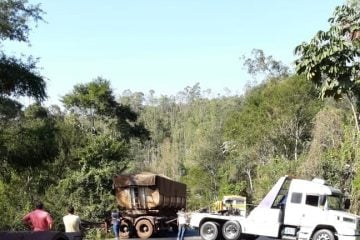 Pista da BR-381 é totalmente fechada após acidente envolvendo carreta