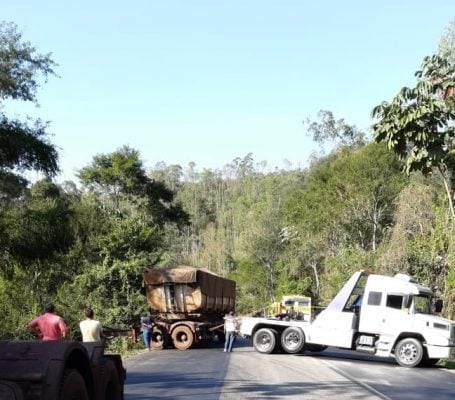 Pista da BR-381 é totalmente fechada após acidente envolvendo carreta