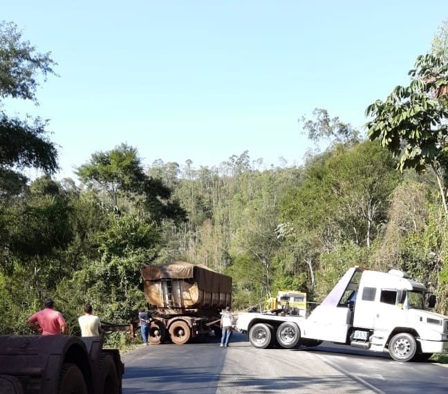 Pista da BR-381 é totalmente fechada após acidente envolvendo carreta