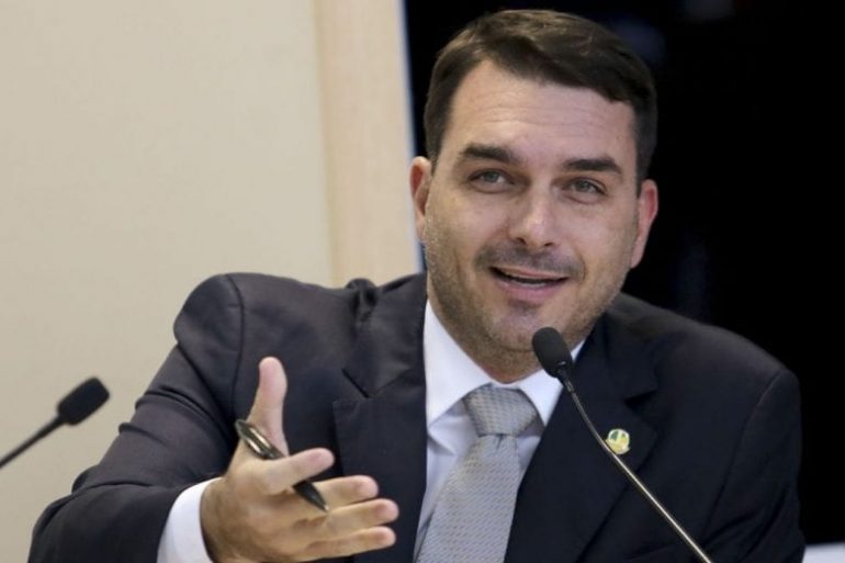 Flávio Bolsonaro anuncia estar curado da covid-19
