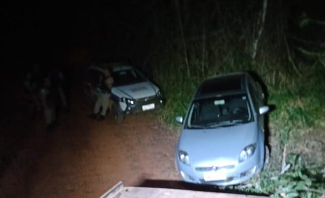 policia-encontra-na-zona-rural-de-itabira-carro-roubado-em-sao-goncalo