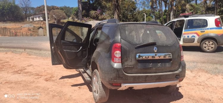 pm-encontra-dois-carros-roubados-abandonados-na-br-381-em-bom-jesus-do-amparo