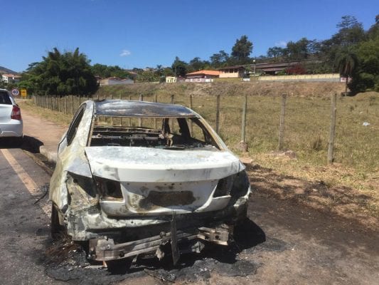 bombeiros-sao-acionados-para-combater-incendio-em-veiculo-no-praia