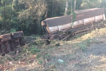 Carreta tomba na BR-381 e deixa um ferido