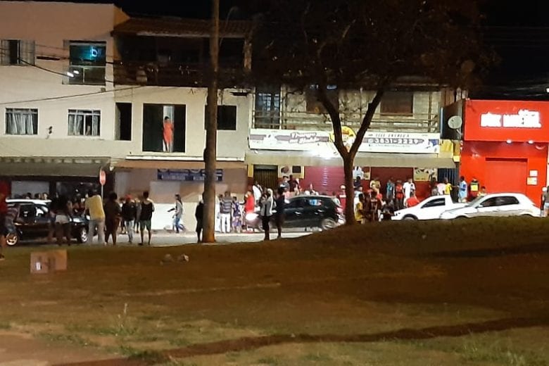 Polícia Militar acaba com “farra” na praça do Areão em Itabira