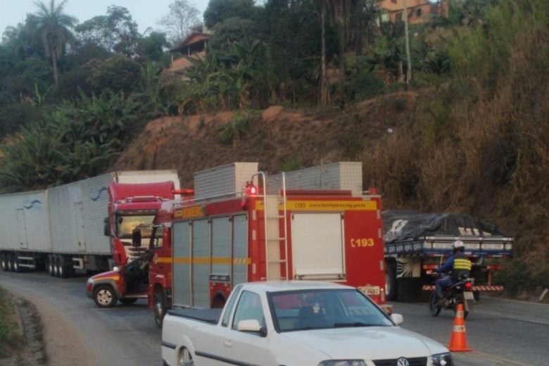 Motorista fica preso às ferragens em acidente na BR-381 em Roças Novas