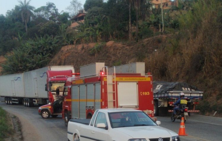 Motorista fica preso às ferragens em acidente na BR-381 em Roças Novas