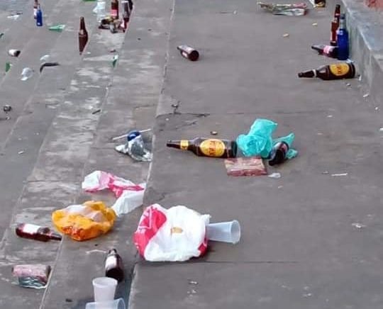 Reabertura de bar causa aglomeração em praça de Santa Bárbara