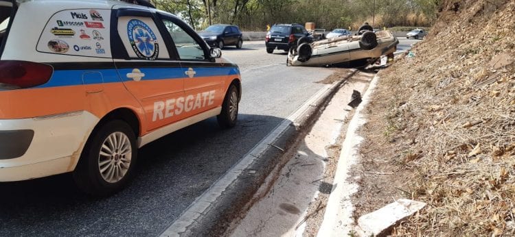 Veículo perde controle e capota na BR-381 neste domingo