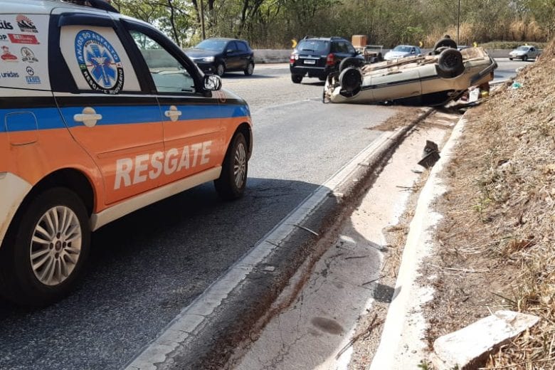 Veículo perde controle e capota na BR-381 neste domingo
