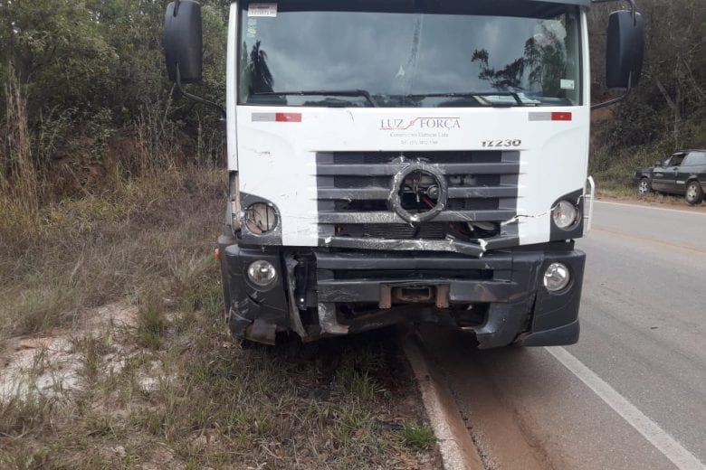 Vectra fica destruído em colisão com caminhão na MG-129