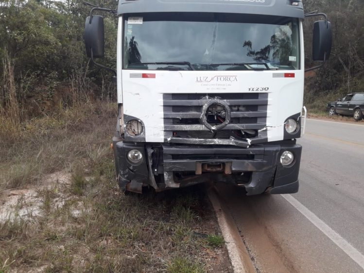 Vectra fica destruído em colisão com caminhão na MG-129