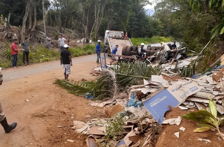 Homem morre após caminhão capotar na MG-010 em Conceição do Mato Dentro