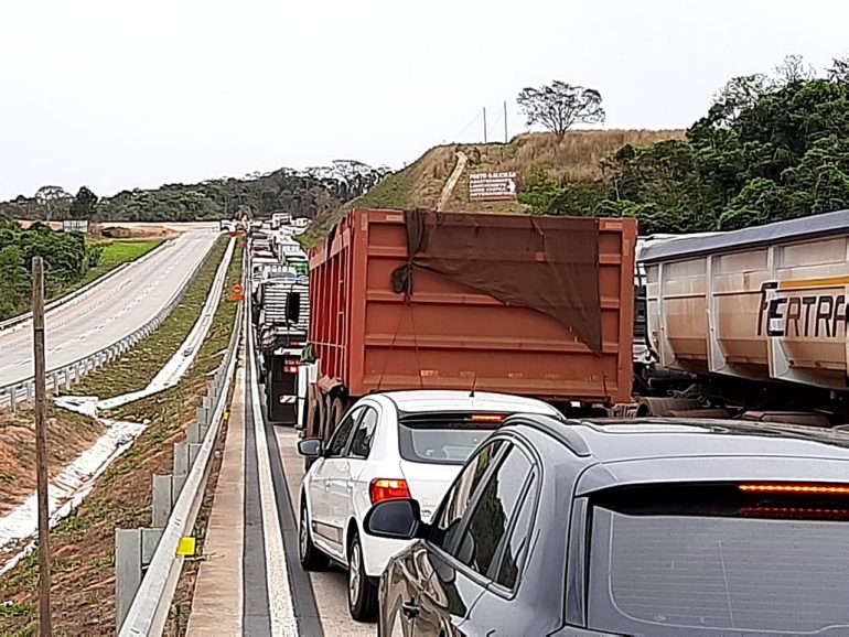Obras deixam trânsito lento entre trevo de Barão e Bom Jesus