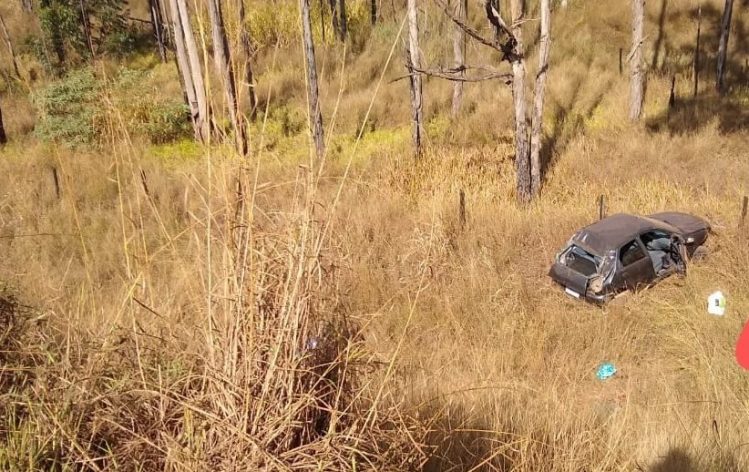 Carro capota em ribanceira e homem morre na MG-436 em Barão de Cocais