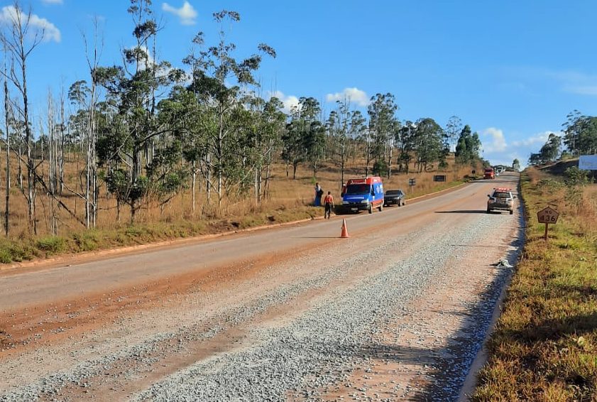 Motorista de caminhão que derramou brita e causou acidente fatal é detido pela PM