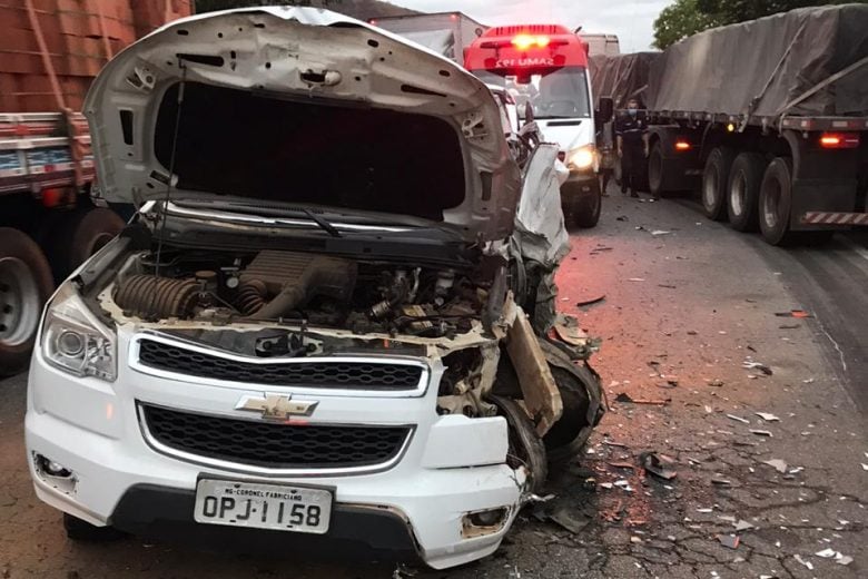 Colisão entre caminhonete e carreta deixa motorista ferido na BR-381