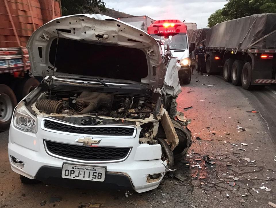 Colisão entre caminhonete e carreta deixa motorista ferido na BR-381