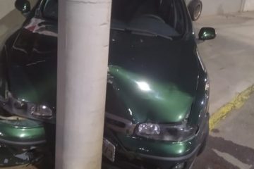 Carro com duas pessoas bate contra poste em João Monlevade