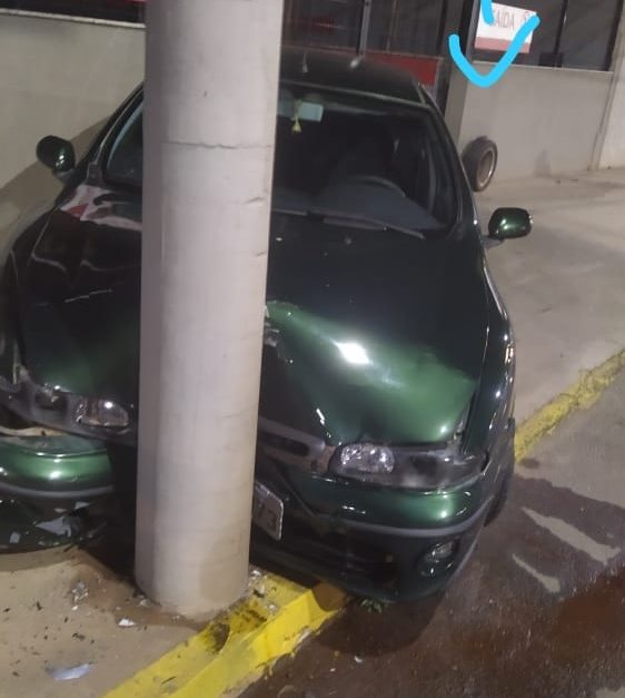 Carro com duas pessoas bate contra poste em João Monlevade