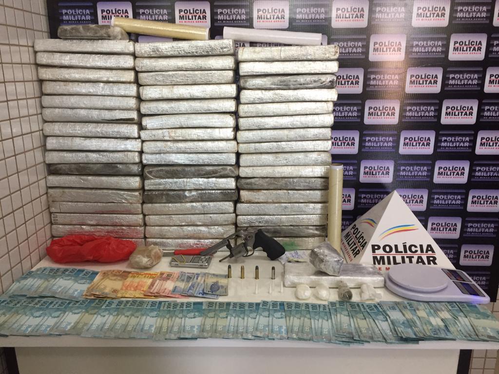 PM apreende 52 barras de maconha durante operação em Caratinga